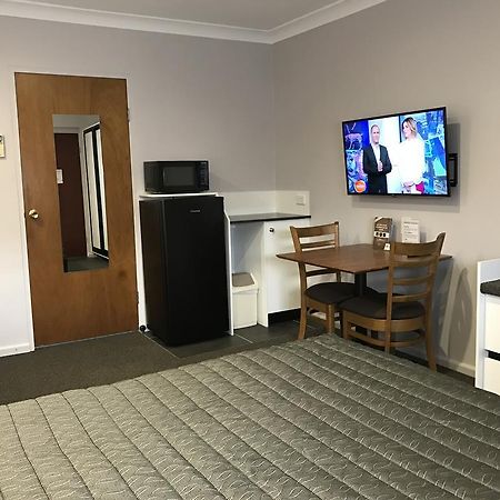 Roydons Motor Inn Тамуърт Екстериор снимка