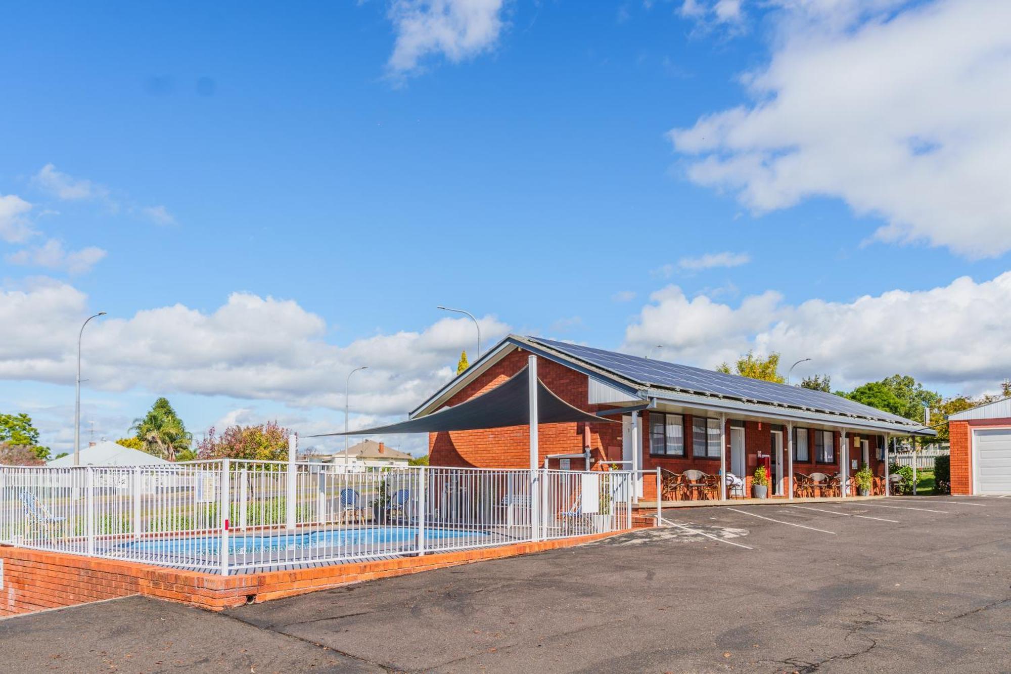 Roydons Motor Inn Тамуърт Екстериор снимка