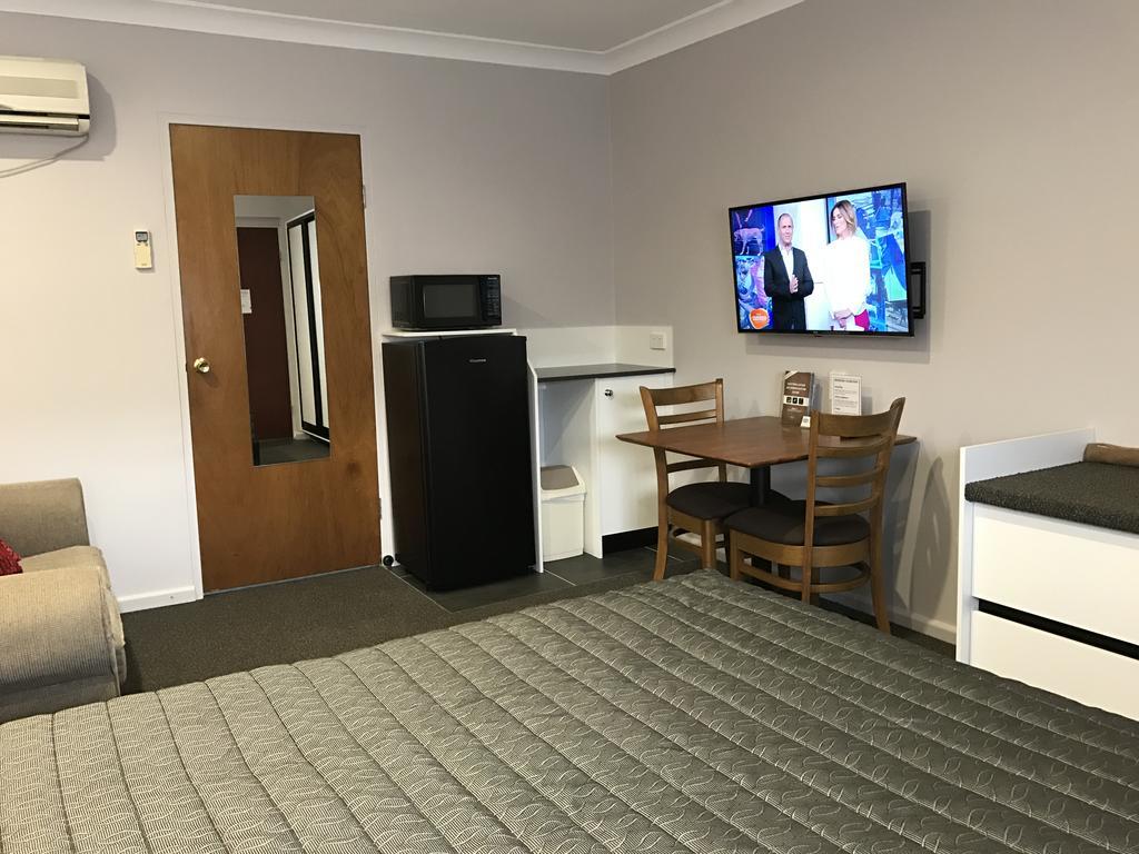 Roydons Motor Inn Тамуърт Екстериор снимка