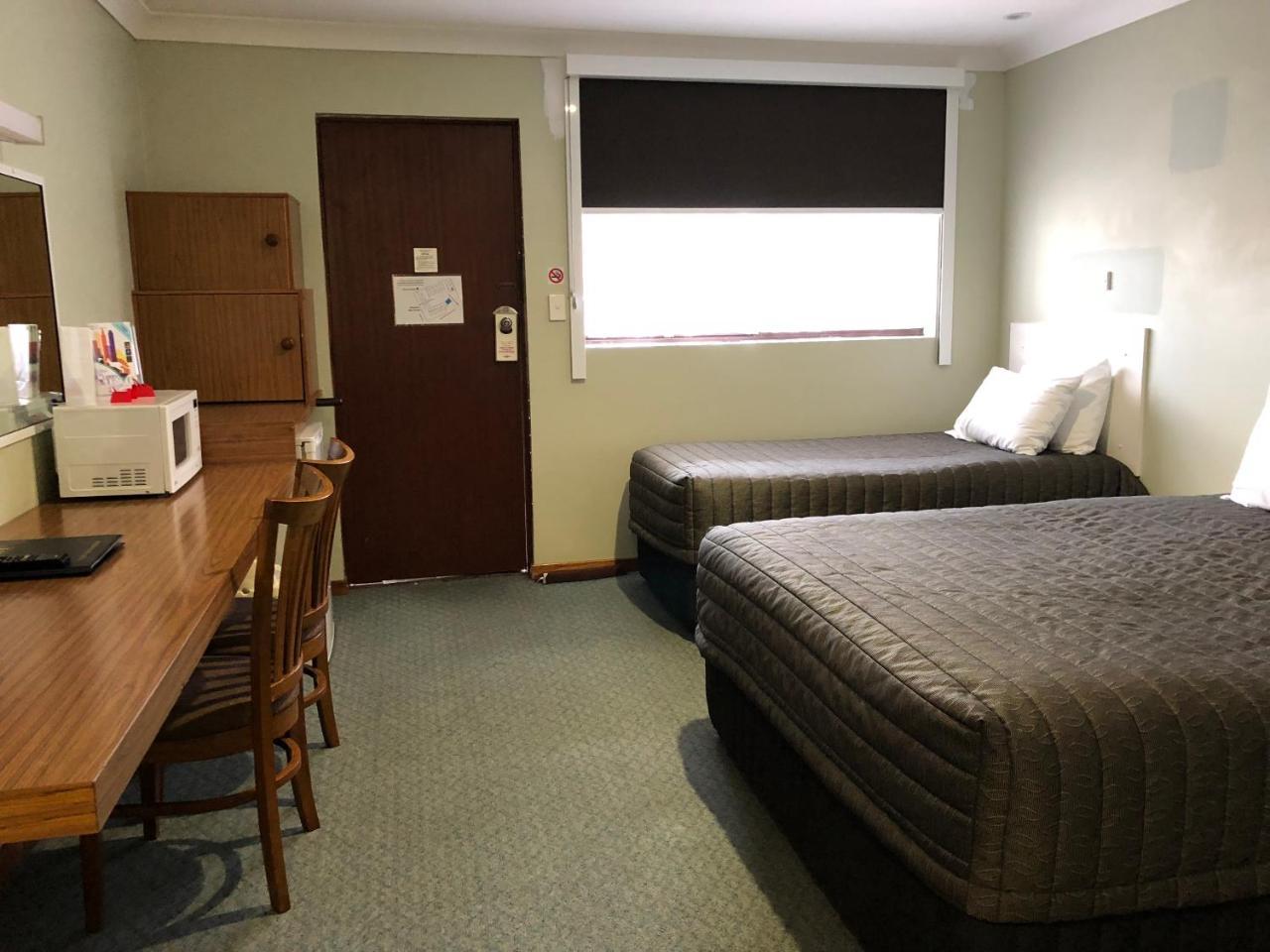 Roydons Motor Inn Тамуърт Екстериор снимка