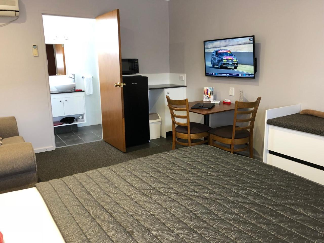 Roydons Motor Inn Тамуърт Екстериор снимка